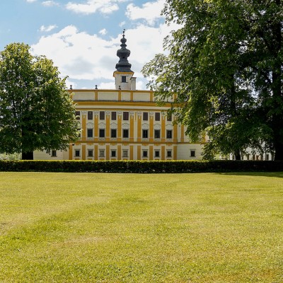 Pohľad na kaštieľ a park