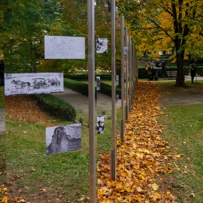 Exteriérová výstava venovaná rómskej menšine. (autor: V. Krempaský)