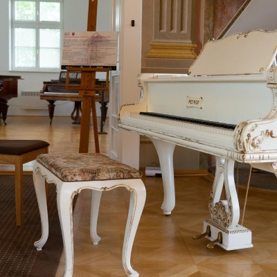 Introductory photo - Schmidt piano